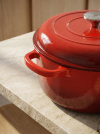 Cocotte fonte KOVA - handle-closeup