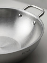 Grand Wok KOVA double poignée inox - surface-closeup