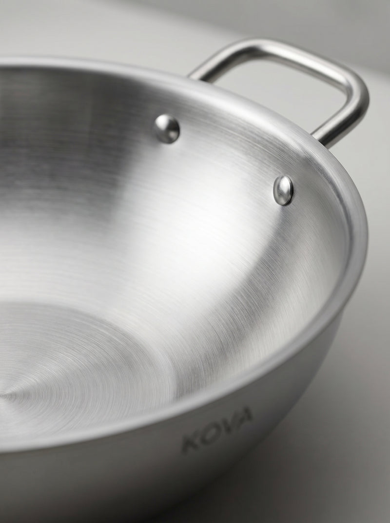 Grand Wok KOVA double poignée inox - surface-closeup